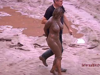 Busty Trina kill time więziony i torturowany jej intymnych części z pasją!