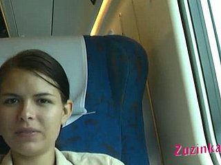 Zuzinka de Disrespectful clignote sa chatte rasée dans le train