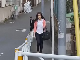 彼女は誰ですか？