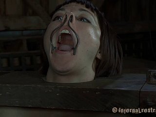 ทาสทางเพศน่ารักยังคงอยู่ทุกประเภทของ BDSM สนุกกับผู้ชายคนประหลาดของเธอ