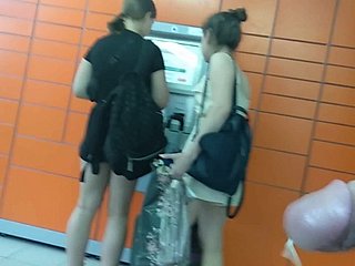 Le ragazze ricevono il pacchetto