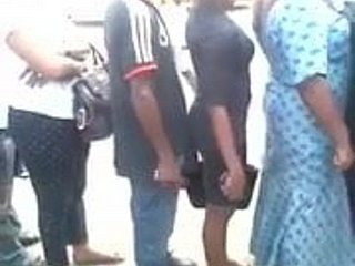 Pervert menekan tegang batang terhadap bahagian belakang seorang wanita itu