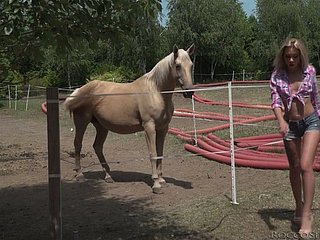 Блядский Русский цыпленок Katrin Текила пользуется Bukkake после сумасшедшего наружного групповухи секса