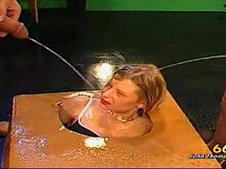 ผู้หญิง Kinky pissing ความอัปยศอดสูเครื่องรางโป๊