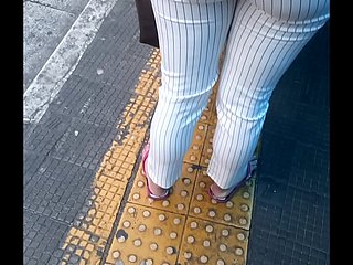 Novinha de Promenade Na Fila do ônibus