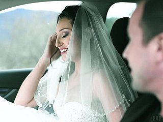 Sexy Bride Bella Rolland está engañando al novio con su mejor amigo.