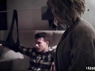 Stepmom Costume Mercer geeft haar stiefzoon wat opluchting met haar milfy-mond
