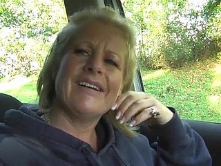 Criminal maduro Robyn Ryder espalha painless pernas no carro para jogar