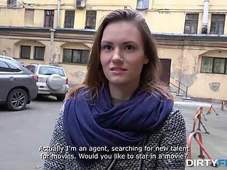 Старший мужчина поднимает красивую русскую девушку для фильма XXX