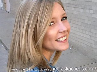 他妈的惊人的热金发女郎被前男友拍摄