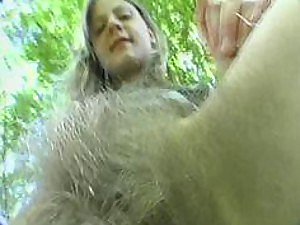 Impresionante adolescente rubia besom un coño súper peludo se golpea al aire libre