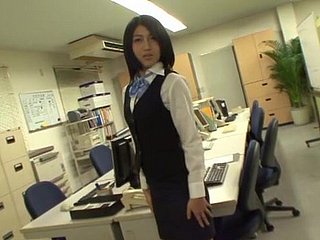 Gangbang au bureau avec le secrétaire de cul de Saionji Reo. HD