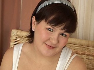 Chubby brunette cewek kate suka memiliki kokang ayam di lubang dan mulutnya