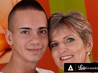 Stepergranny mahukan batang besar dalam pussy klasiknya ASAP