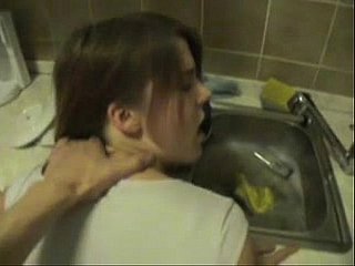 Vrouw geneukt approximately de keuken
