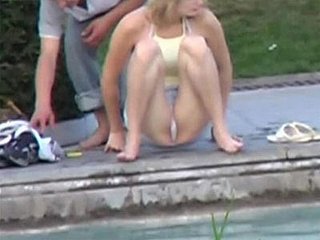 Voyeur Spy Cam menangkap banyak upskirt panas di khalayak ramai
