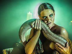 Nu Chloe Lee com serpente