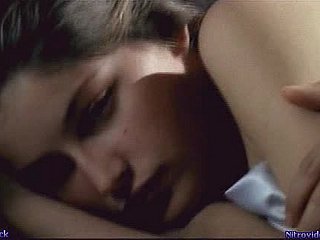 Симпатичная брюнетка laetitia casta cuddling после секса