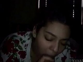 Chica árabe caliente chupa una gran polla marroquí.