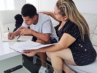 Я помогаю своему пасынку с домашним заданием, его член отвлекает меня, и я в конечном итоге сосаю его