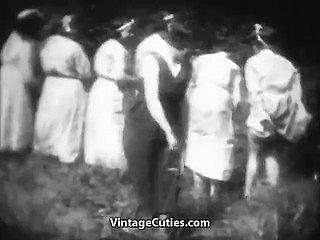 Geile Mademoiselles werden give Woods (Vintage der 1930er Jahre) verprügelt.