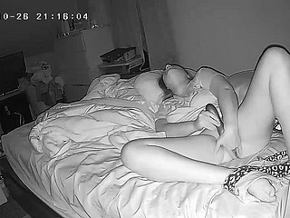 ホットな妻は隠されたカムを見つけてショーをします