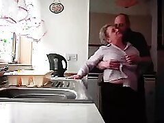 Oma en opa neuken with respect to de keuken