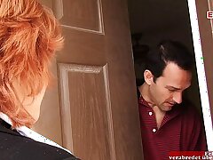 Big Housewife w Nylons dostaje wytrysk na swoich naturalnych piersi