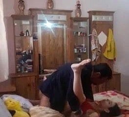 Seorang pria besar dan wanita muda