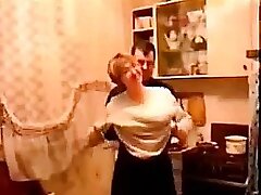 キッチンのロシアの酒はセックスに変わります