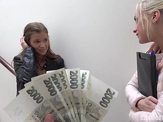 Wunderschöner Tor mit Hardcore -Erwachsenenfilm