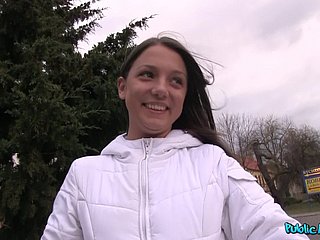 ロシアのヤミーティーン驚くべきPOVセックス
