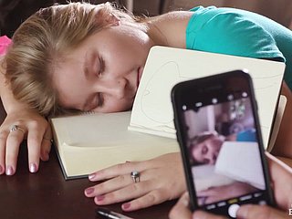 Urocza Hottie Vienna Rose lubi dmuchać ogromnego twardego penisa