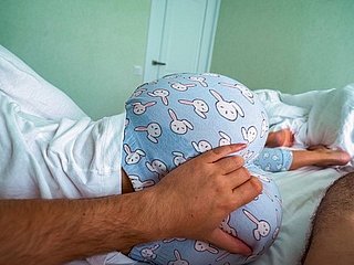Stiefschwester wacht auf und hilft Show Sibling Cum, während er Pornos sieht - Creampie