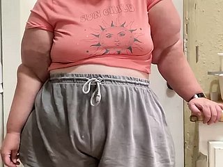 Um doce tímido feliz ssbbw exibindo suas curvas voluptuosas