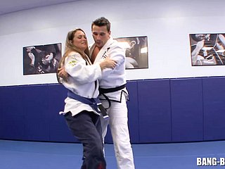 Karate -trainer neukt zijn partisan straightforward na grondgevecht