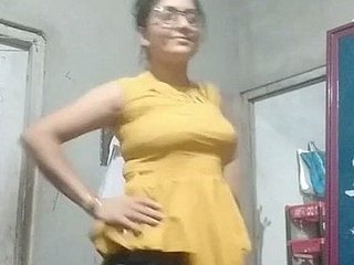 タイトなブラウスとブラジャーと下着のおばさん