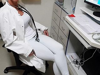Dokter merayu dia dalam ruang kerjanya