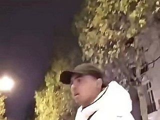 3个莫罗科（Morroco）twerking的女孩在公共场合展示屁股