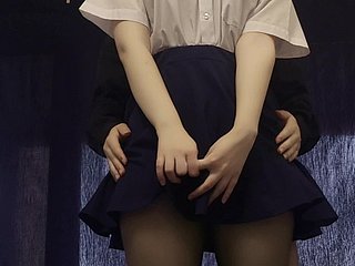读完后，害羞的日本女学生并自慰她的猫