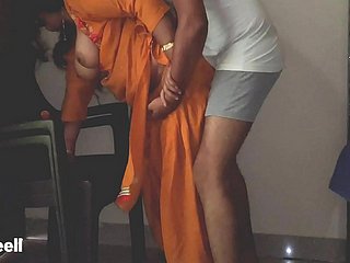 Indischer Devar versuchen Analsex mit ihrem echten Bhabhi. Versteckte Kameraaufnahmen werden viral