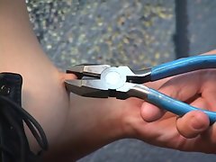 ایک لطف کارسیٹ میں خوبصورت نوجوان لڑکی چمٹا کے ساتھ whipped ہے