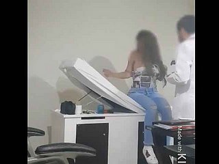 الطبيب لا يقاوم وينتهي به المطاف سخيف مريضه
