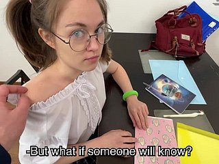 ロシアの女子高生は、先生をだましていることで罰せられます