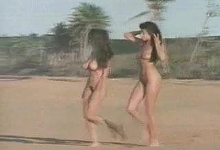 两个裸体主义者海滩宝贝