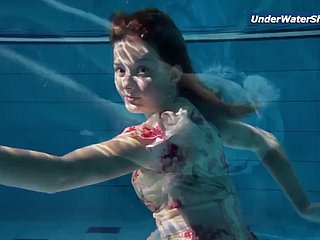 捷克游泳的慢动作少女