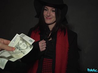 Bargeld für Sexual congress lässt turn up one's toes junge Brünette beugen, es prevalent beiden Löchern zu versuchen
