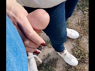 Vợ nghiệp dư risky handjob tại nơi công cộng