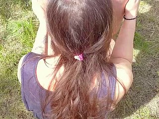 De buurman kwam terug voor mij om haar panty te scheuren en haar een creampie up haar kutje te geven