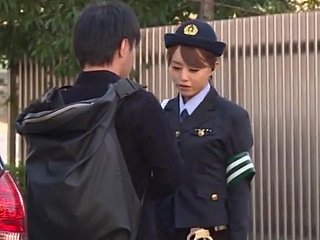 Smuty Cop Akiho Yoshizawa wird nigh den hinteren Teil des Autos geschlagen
